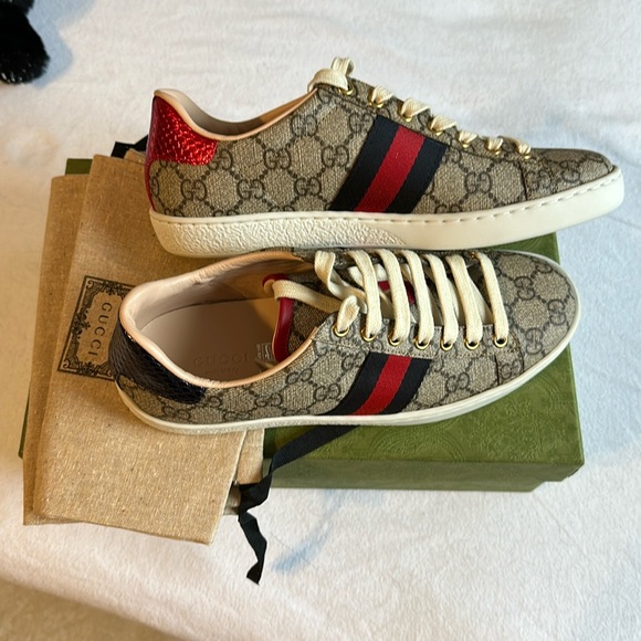 NWTS Authentic Gucci sneakers with box and shoe bags and extra laces - Picture 1 of 3